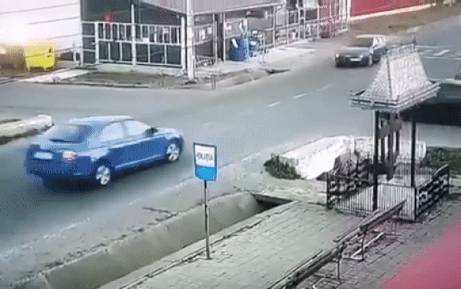 Clip: 3 ô tô tông nhau giữa ngã tư kéo theo kết cục thảm thương Ảnh 2