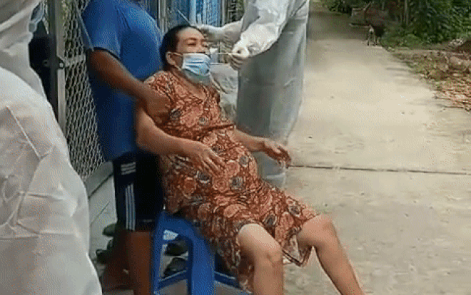 Người phụ nữ giãy đành đạch khi lấy mẫu xét nghiệm, điệu cười của người quay clip mới thực sự gây chú ý Ảnh 2