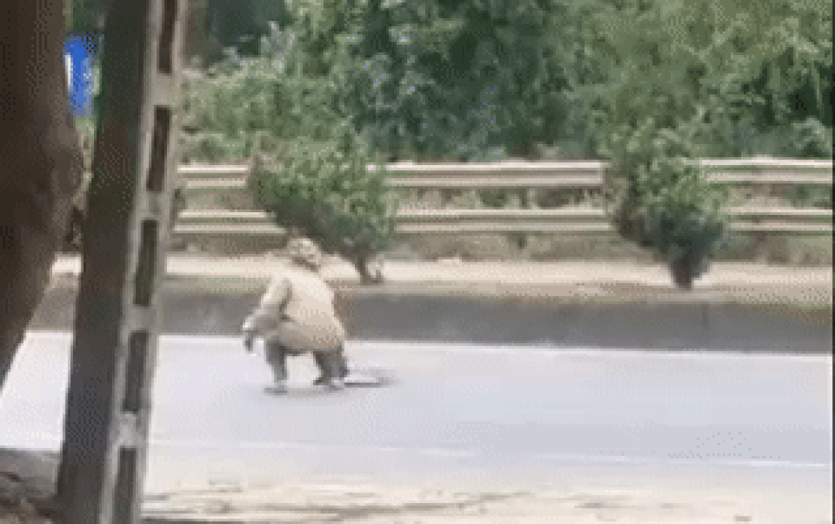 Muốn dập miếng tôn phẳng lì nhưng lại không muốn dùng sức, người đàn ông nảy ra sáng kiến cực 'khôn lỏi' Ảnh 2