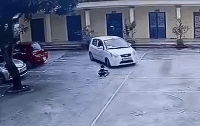 Clip: Bé trai suýt bị ô tô 'nuốt chửng' vào gầm xe, hành động sau đó của nữ tài xế gây bức xúc Ảnh 2