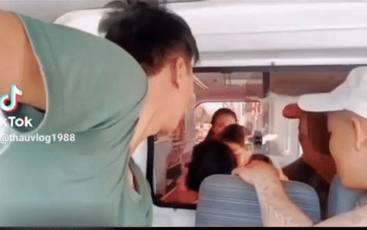 Chở bệnh nhân đi cấp cứu, tài xế xe cứu thương sốt sắng năn nỉ người đi đường một điều gây xúc động Ảnh 2