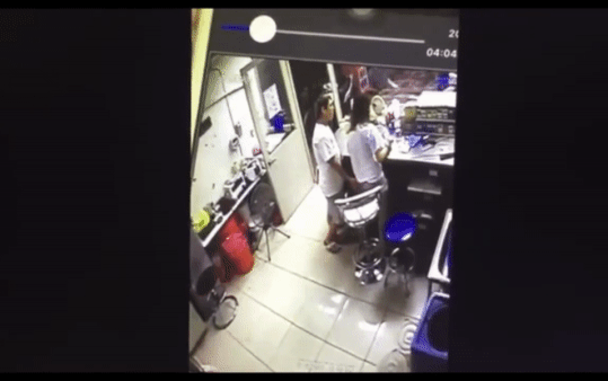 Bị người đàn ông đụng chạm vòng 3 bất thình lình, thái độ sau đó của cô gái khiến nhiều người khó hiểu Ảnh 2