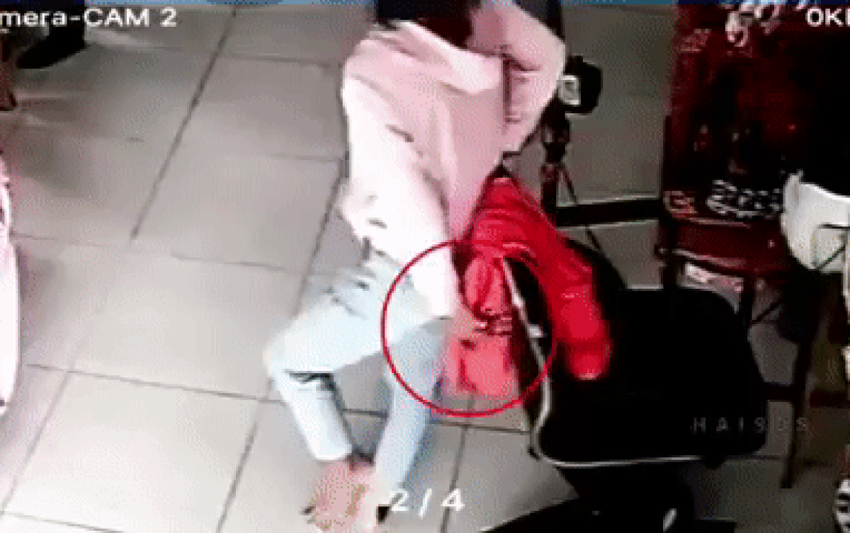 Vào cửa hàng làm đẹp, nữ đạo chích sử dụng 'ngón nghề' trộm ví tiền trong phút chốc Ảnh 2