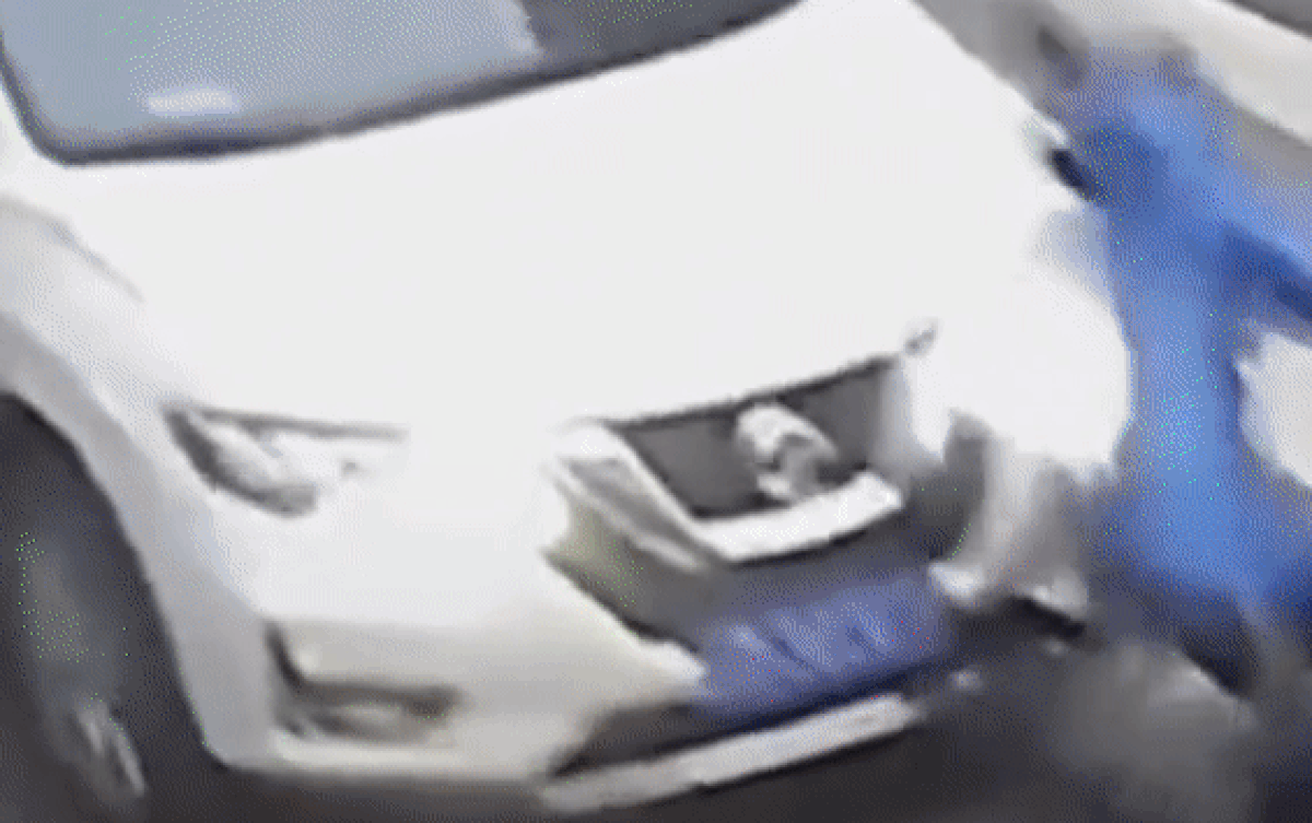 Thấy mẹ bị ô tô đụng trúng, cậu bé nhỏ tuổi liền có phản ứng khiến nhiều người bất ngờ xen lẫn xúc động Ảnh 2