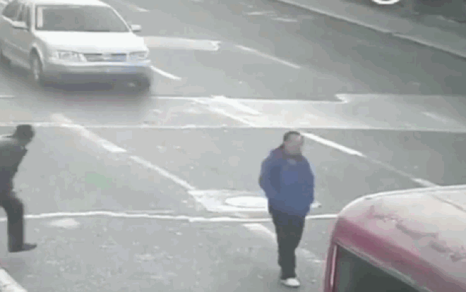 Nhắm mắt lao thẳng vào xe ô tô đang chạy hòng ăn vạ, người đàn ông bị 'phản đòn' đau điếng Ảnh 2