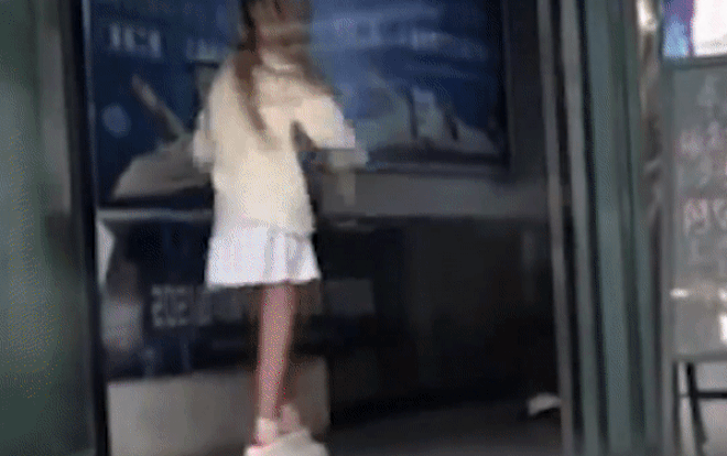 Cãi nhau với bạn trai, cô gái tức tối cởi phăng váy ra ngay giữa đường và hành động sau đó của chàng trai Ảnh 2