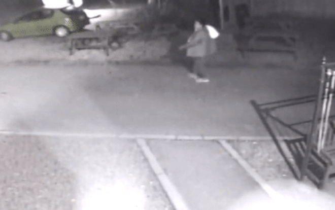 Người phụ nữ ôm bọc chăn ra khỏi khách sạn, tội ác đằng sau khiến ai biết chuyện cũng rợn người Ảnh 2