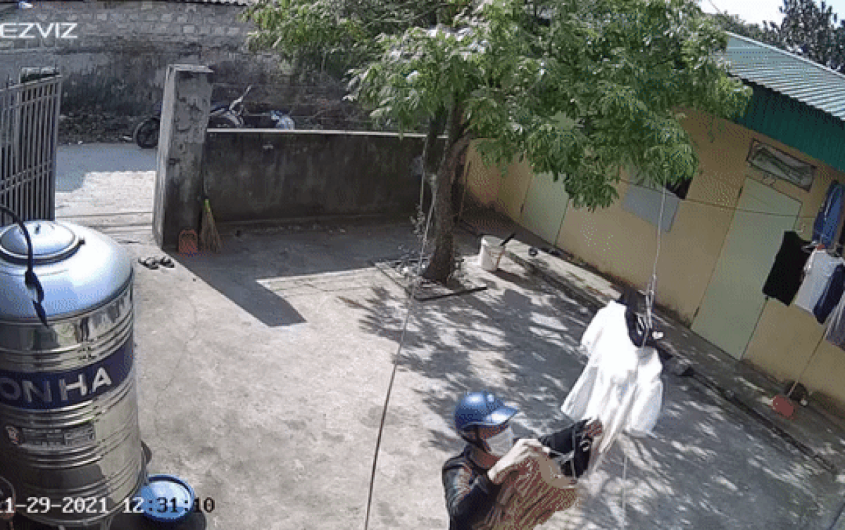 Gã thanh niên đến xóm trọ, bỏ dép ở ngoài cổng rồi trong lấy trộm một thứ cực 'biến thái' Ảnh 2
