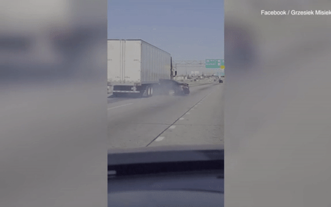 Xe tải kéo lê ô tô trên đường cao tốc, cô gái trẻ tuyệt vọng cầu cứu Ảnh 2