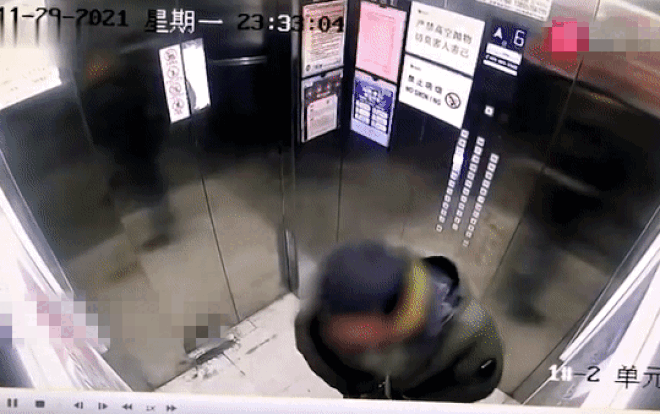 Clip: Nhân viên giao hàng lén đi tiểu lên đồ ăn của khách, hình ảnh từ camera gây sốc Ảnh 2