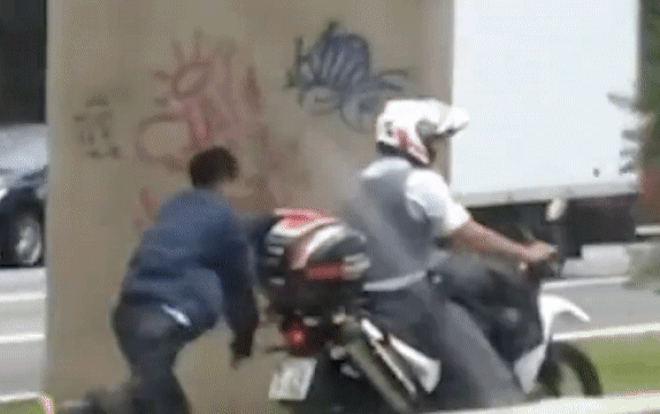 Clip: Cảnh sát còng tay tội phạm sau xe máy, ép chạy theo sau gây phẫn nộ Ảnh 2