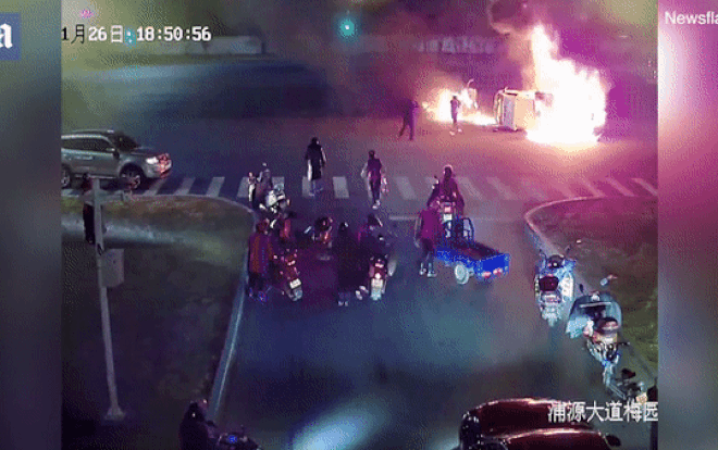 Xe tải lao trúng ô tô trong tai nạn kinh hoàng, thanh niên đi xe đạp có hành động được ví 'người hùng' Ảnh 2