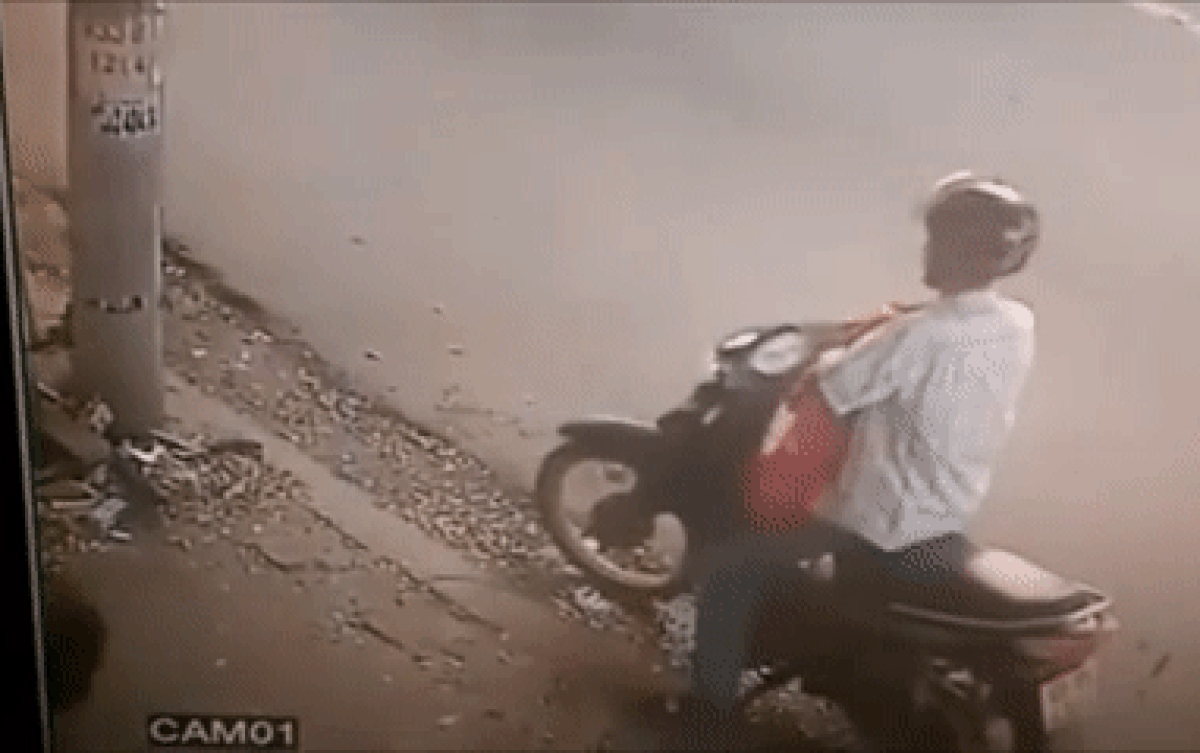 Ăn cắp gói bột giặt chưa kịp rời đi, gã đàn ông liền bị nữ gia chủ tung cước cực 'gắt' Ảnh 2