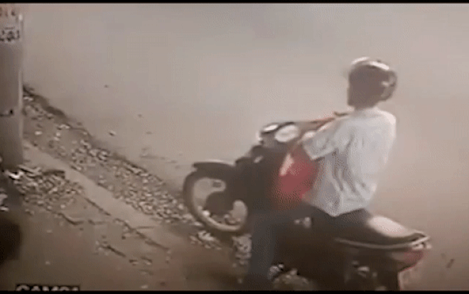 Thấy tên trộm chuẩn bị tẩu thoát, cô gái chân trần xông ra 'tung cước' khiến hắn không kịp trở tay Ảnh 2