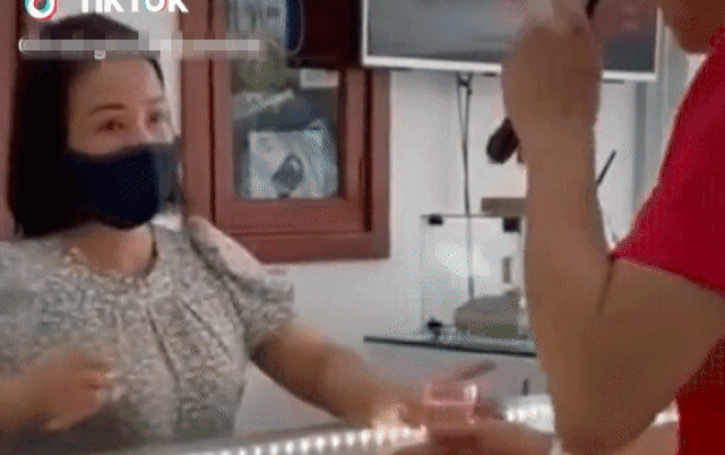 Rút điện thoại ra nghe khi mua vàng, nam thanh niên bị chủ tiệm hất nước vào mặt vì hiểu nhầm tai hại Ảnh 2