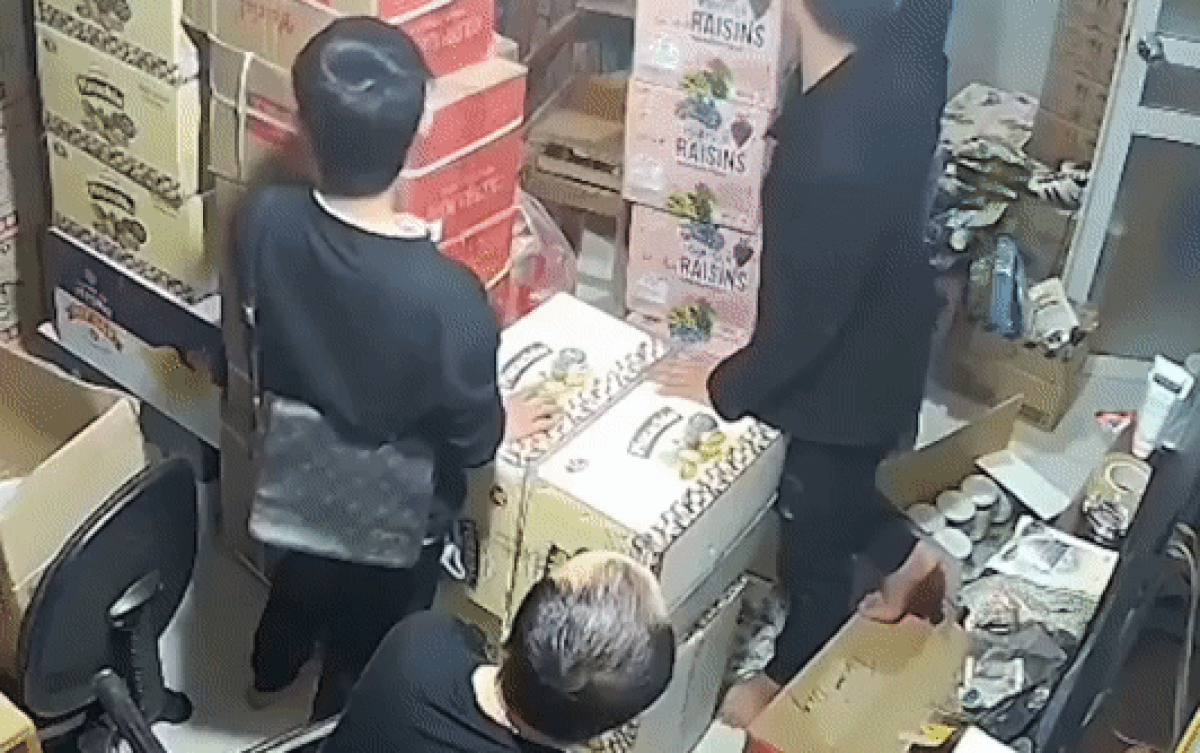 Clip: Thanh niên gánh 'còng lưng' bà chị từ 'trên trời rơi xuống' Ảnh 2