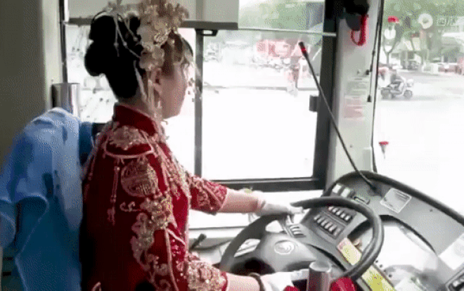Clip: Cô dâu tự lái xe buýt chở họ hàng đến đám cưới Ảnh 2
