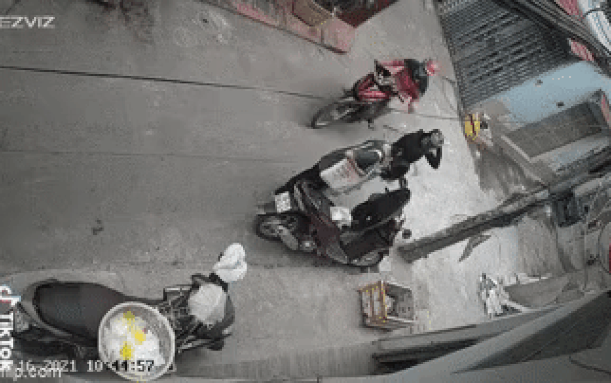 Clip: Người phụ nữ đeo túi xách hớ hênh bị gã đàn ông táo tợn giật phăng ngay trước mắt Ảnh 2