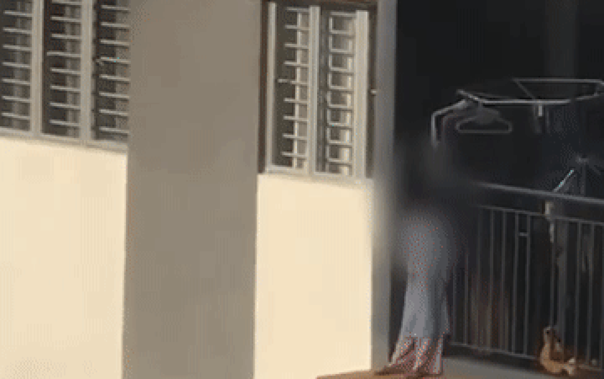 Clip: Bé gái vô tư chạy nhảy ngoài ban công tầng 18 khiến ai nấy cũng 'hú vía' Ảnh 2