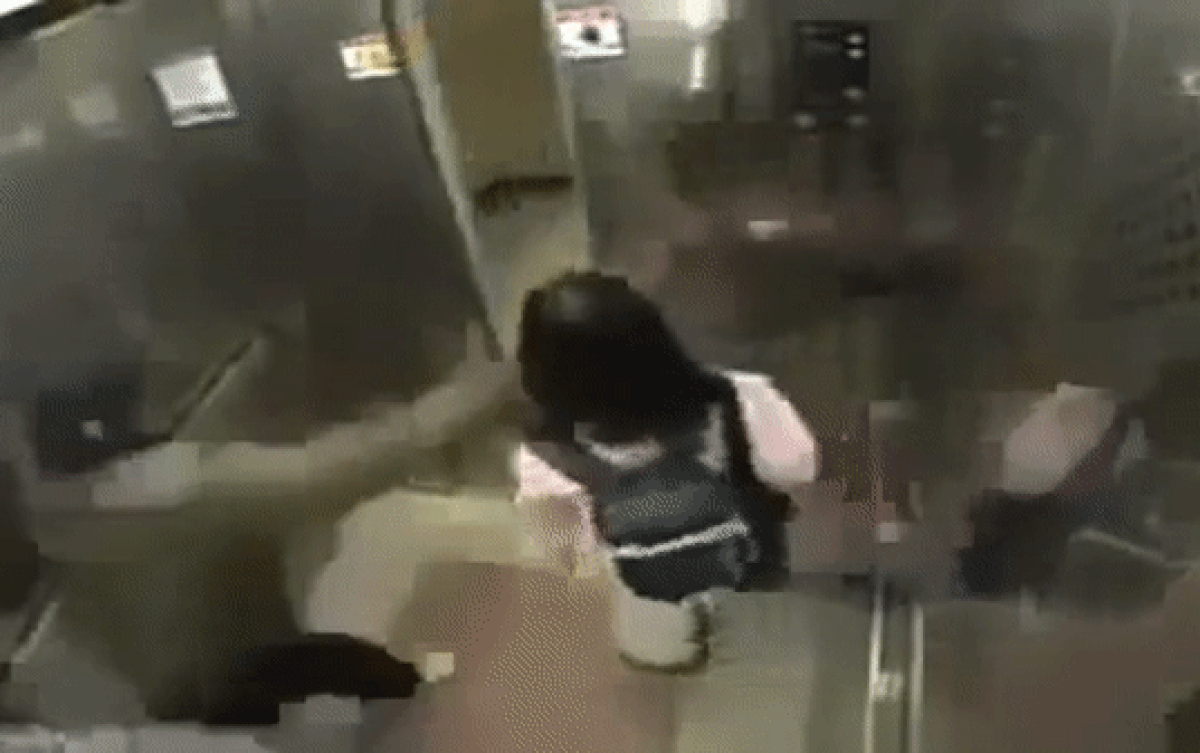 Clip: Gặp kẻ 'biến thái' trong thang máy, bé gái có màn hạ đo ván trong tích tắc khiến dân tình hả hê Ảnh 2