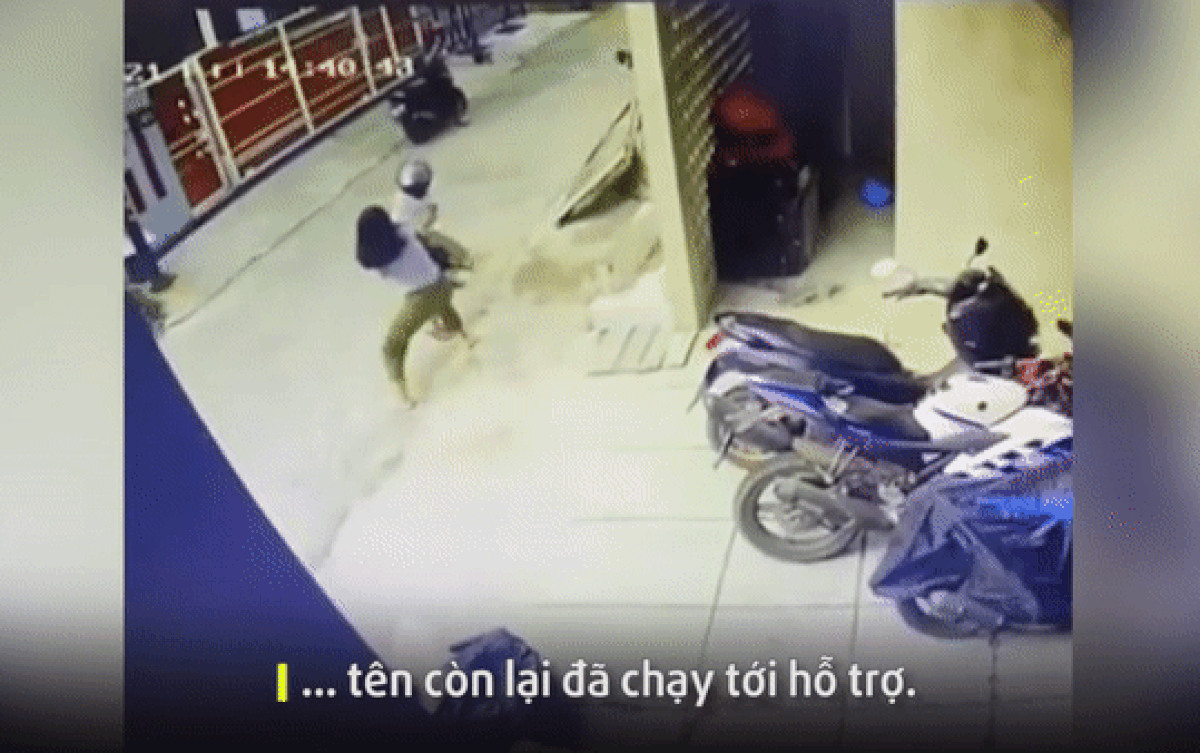 Clip: Bị 2 thanh niên giật túi xách giữa đường, cô gái có màn 'phản đòn' khiến dân tình vô cùng hả hê Ảnh 2