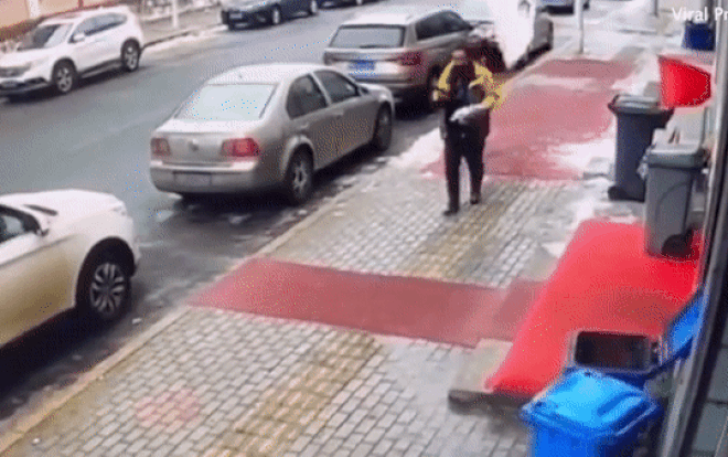 Vừa đi vừa xem điện thoại, nam nhân viên giao hàng bị 'tai hoạ' rơi trúng đầu Ảnh 2