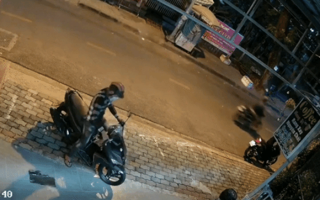 Thấy 2 kẻ lạ đang trộm xe, bé trai nói 1 câu khiến bọn trộm co giò bỏ chạy Ảnh 2