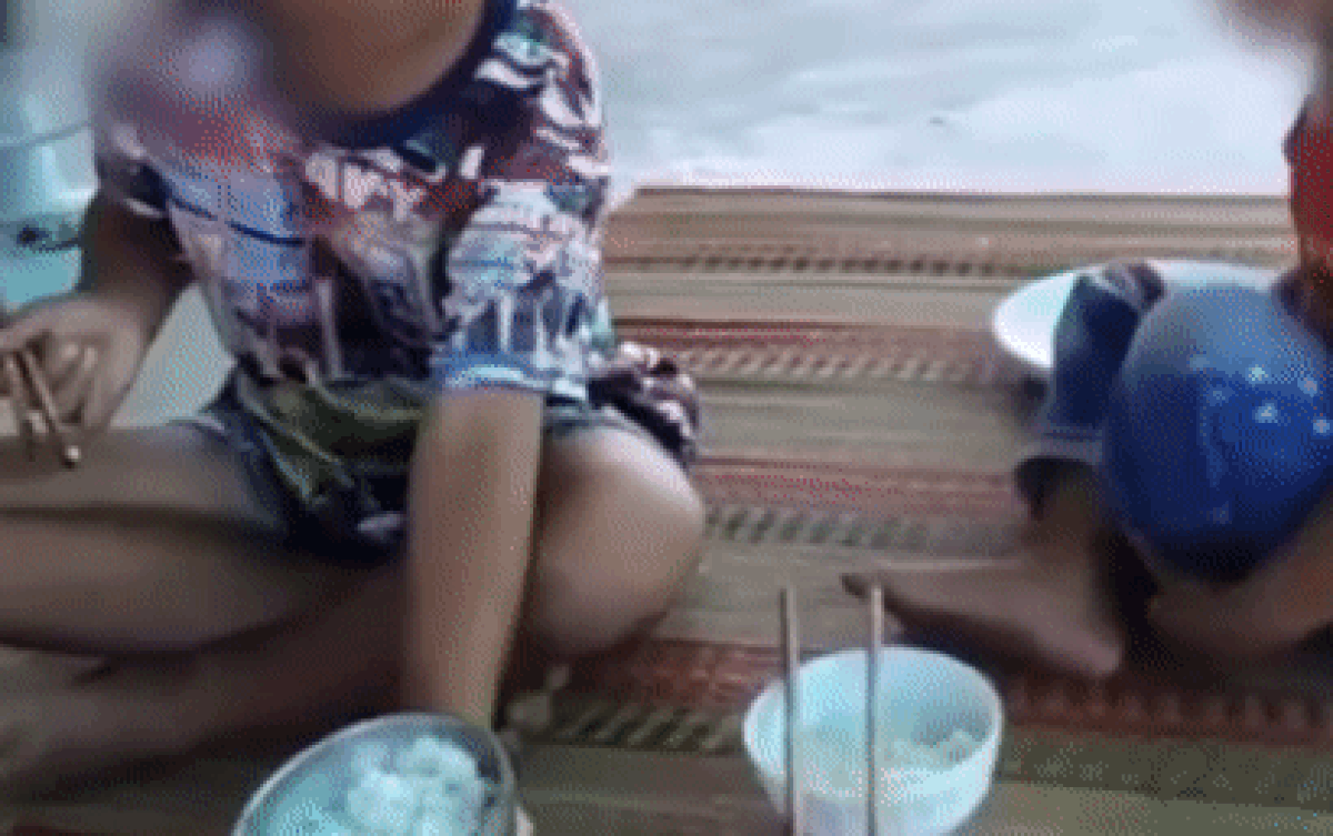 Clip: Ném miếng bạch tuộc nướng vào bát cơm của con trai trong bữa ăn, ông bố khiến dân mạng tranh cãi Ảnh 2