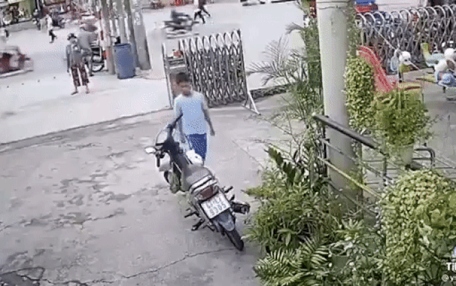 Clip: Bé trai trộm cắp giữa ban ngày, đáng chú ý là thái độ của người phụ nữ đi cùng Ảnh 2