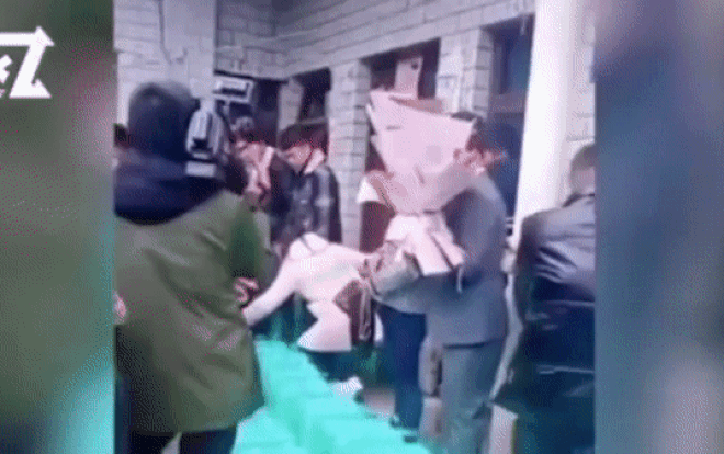 Bị ép uống 40 chén rượu mới được rước dâu, chú rể nói một câu 'sôi máu' rồi bỏ đi ngay lập tức Ảnh 2