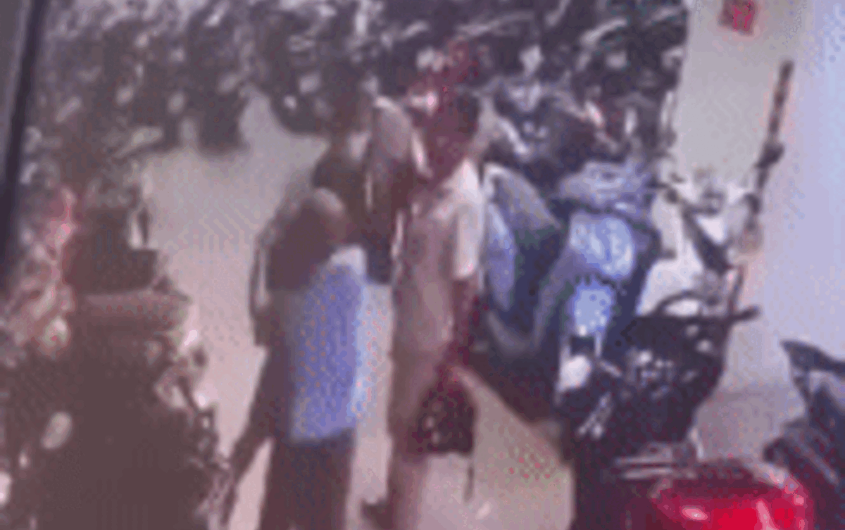 Chàng trai trẻ tuổi lên gối, đánh tới tấp nam bảo vệ trong hầm gửi xe gây bức xúc Ảnh 2