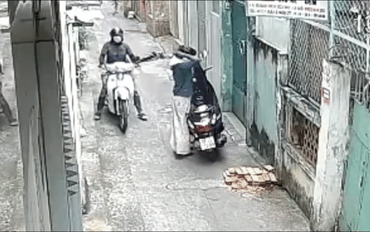 Clip: Đứng mặc đồ chống nắng, người phụ nữ bị nam thanh niên giật túi xách trắng trợn Ảnh 2