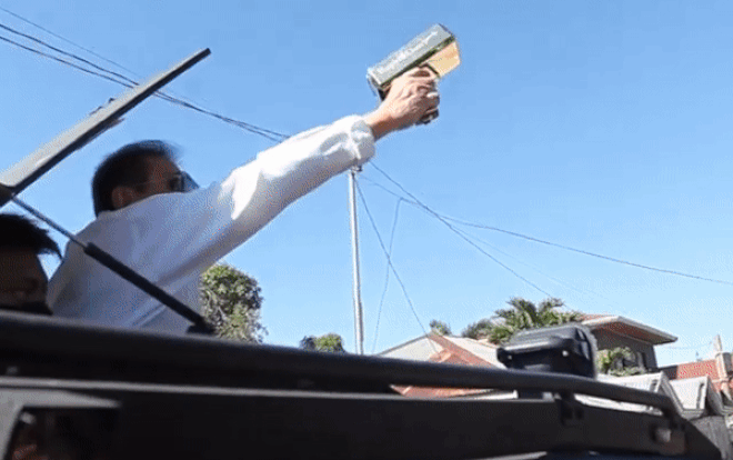 Clip: Thị trưởng dùng súng phun tiền vào đám đông gây tranh cãi Ảnh 2