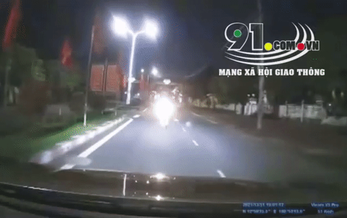 Lao thẳng lên nắp capo ô tô rồi nằm bất động, hành động sau đó của người đàn ông gây bất ngờ Ảnh 2