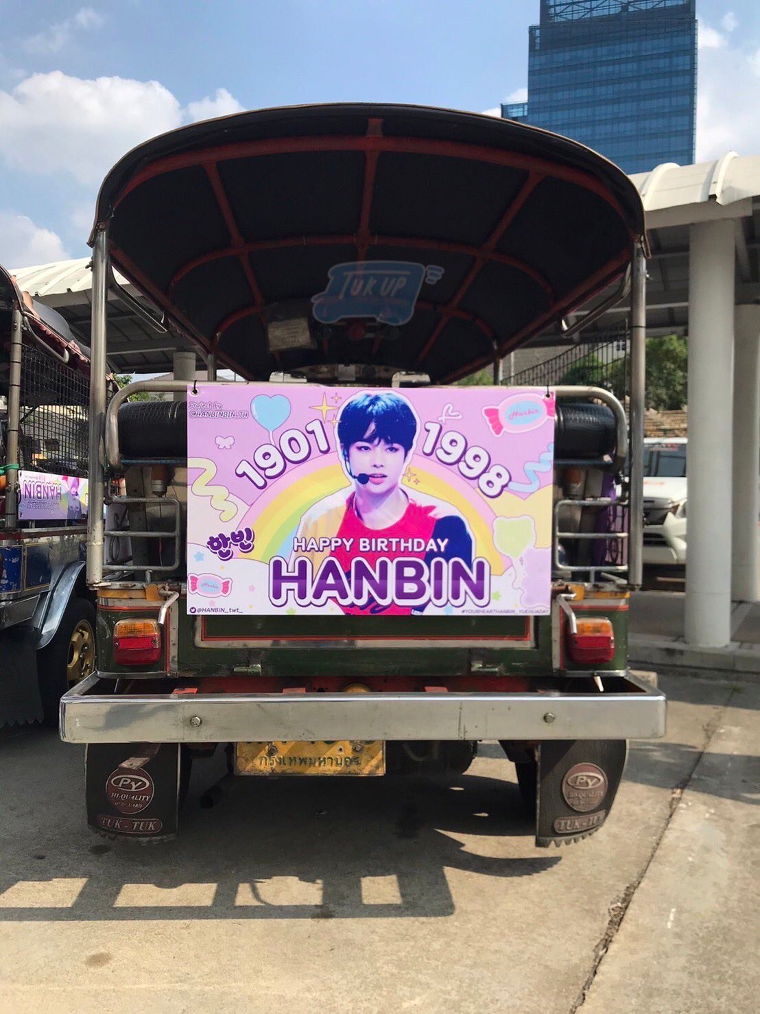 Quà sinh nhật hoành tráng từ fan Thái Lan dành cho Hanbin