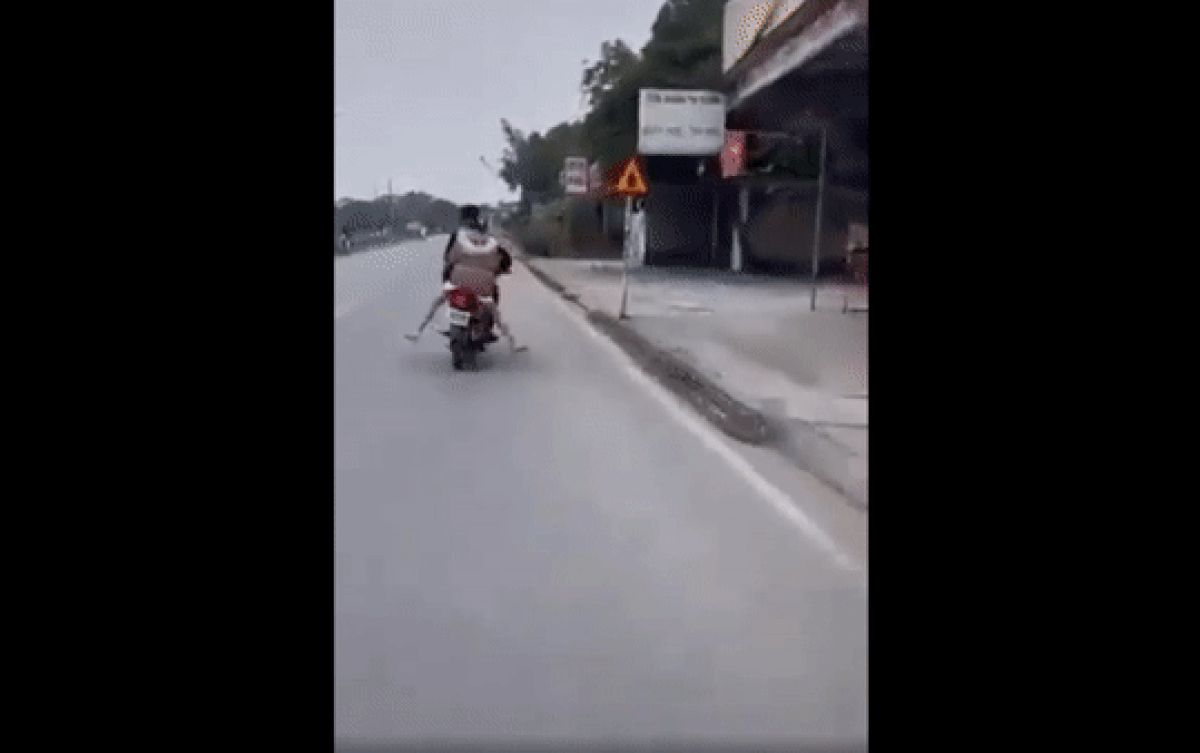 Thanh niên vừa chạy xe máy vừa 'làm xiếc' trên đường, thái độ của cô gái ngồi sau càng gây bức xúc hơn Ảnh 2