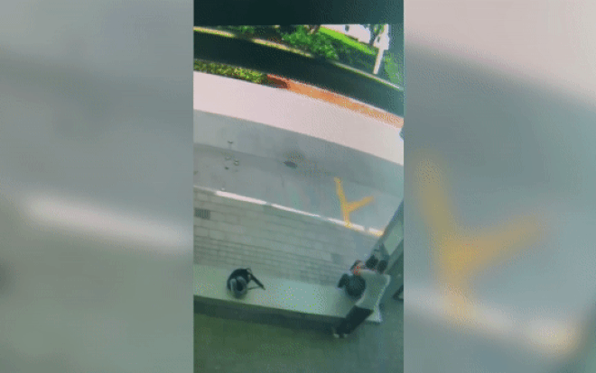 Thấy cô gái ngồi chờ xe bus một mình, gã đàn ông lăm le tiếp cận và cái kết bất ngờ Ảnh 2