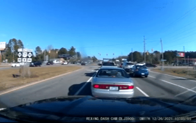 Clip: Lao như bay vào hàng loạt xe đang dừng đèn đỏ, ô tô lật nghiêng khiếp hãi Ảnh 2