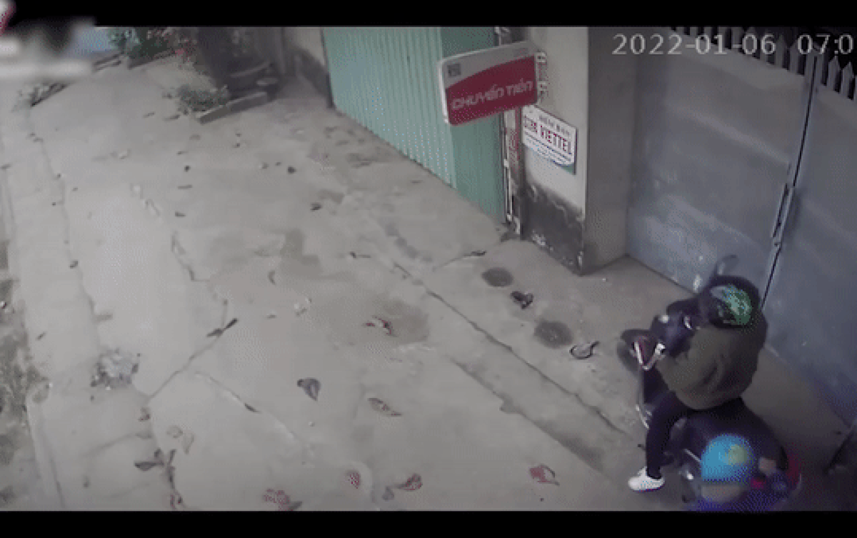 Được mẹ chở đi học, bé trai 'ngớ người' khi chưa kịp trèo lên xe thì mẹ đã rồ ga chạy đi Ảnh 2