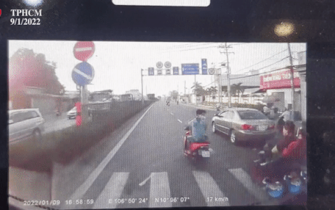 Clip 2 băng nhóm cầm hung khí rượt đuổi nhau trên quốc lộ, người đi đường hoảng hốt né tránh Ảnh 2