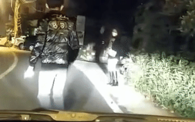 Clip: Giận dỗi bạn trai, cô gái thẳng tay ném iPhone 13 Pro Max xuống đường khiến ai nấy tiếc 'đứt ruột' Ảnh 2