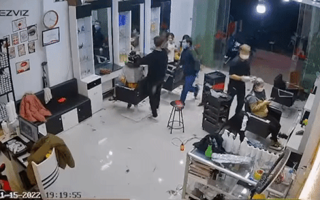 Clip: Đi làm tóc đón Tết, vợ bị chồng xông vào tận quán đấm tới tấp vào mặt Ảnh 2