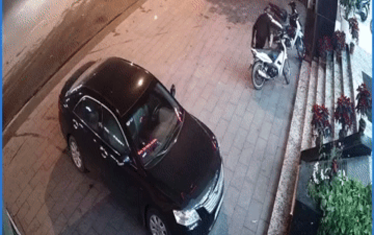 Clip: Trộm dùng chân bẻ khóa xe máy trong tích tắc, dân mạng xem xong nhắc nhở nhau điều quan trọng này Ảnh 2