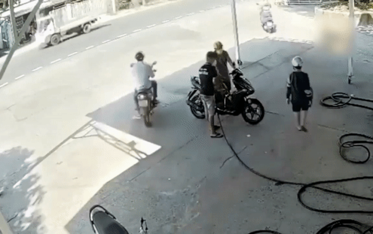 Clip: Đi đổ xăng với mẹ, cậu bé bỗng chốc bị bỏ rơi khiến dân tình ngỡ ngàng Ảnh 2