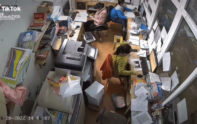 Clip: Đang làm việc thì điện thoại phát nổ, cô gái có pha xử lý nhanh gọn được nhiều người khen nức nở Ảnh 2