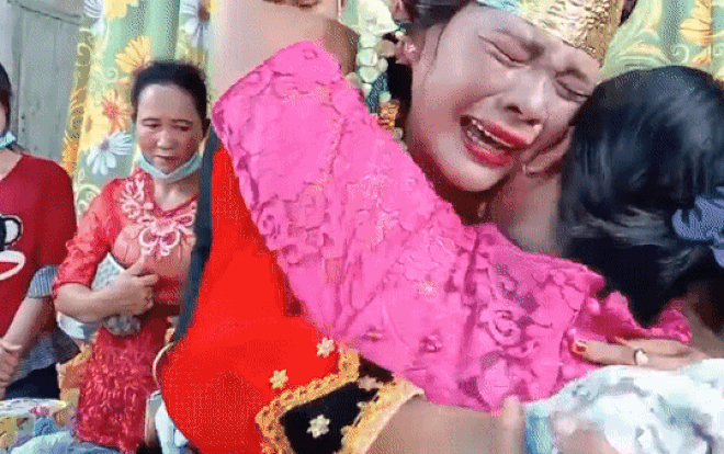 Cô dâu khóc như mưa trong ngày cưới, biểu cảm của chú rể gây chú ý Ảnh 2