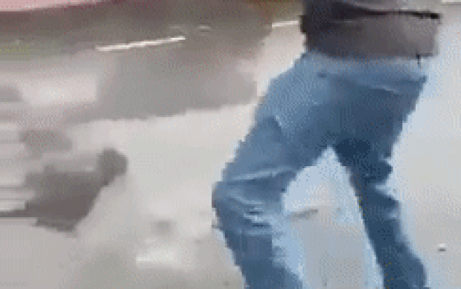 Người đàn ông cầm gậy đập nát ô tô giữa phố, dân mạng hả hê khen: 'Làm tốt lắm!' Ảnh 2