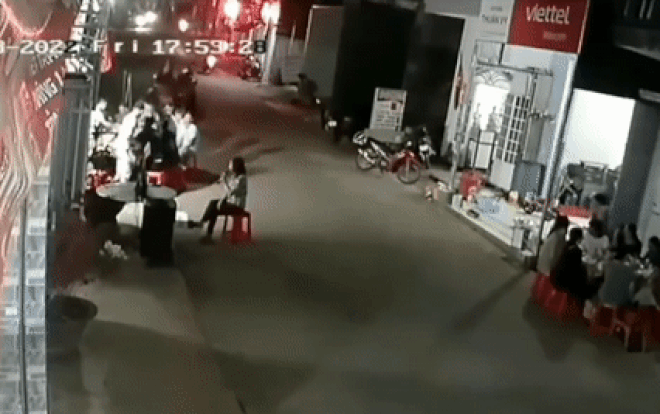 Clip: Ngồi ăn tất niên trước cửa nhà, bàn tiệc bị xe công nông lao vào húc đổ Ảnh 2
