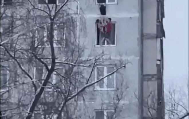 Thấy cô gái kẹt trong biển khói trên tầng 9, hai thanh niên có hành động khiến ai cũng sốc Ảnh 2