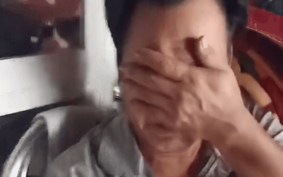 Con gái về chơi Tết được ít ngày rồi lại đi, cha bật khóc nức nở khiến ai nấy cũng rưng rưng xúc động Ảnh 2